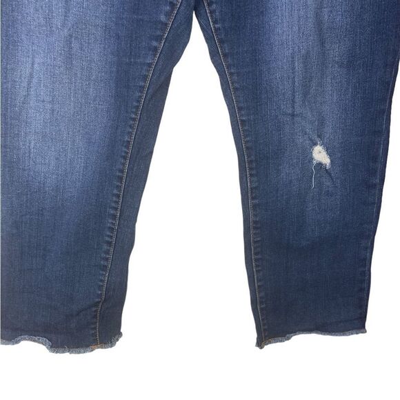 Torrid Wm’s Sz 22 Medium Wash High Rise Distressed Raw Hem Denim Jeans - Picture 2 of 4